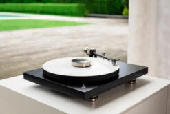 Pro-Ject Debut PRO Turntable 17 Pro-Ject Debut PRO Turntable -Electronic Audio Store Debut PRO lifestyle gallery 8