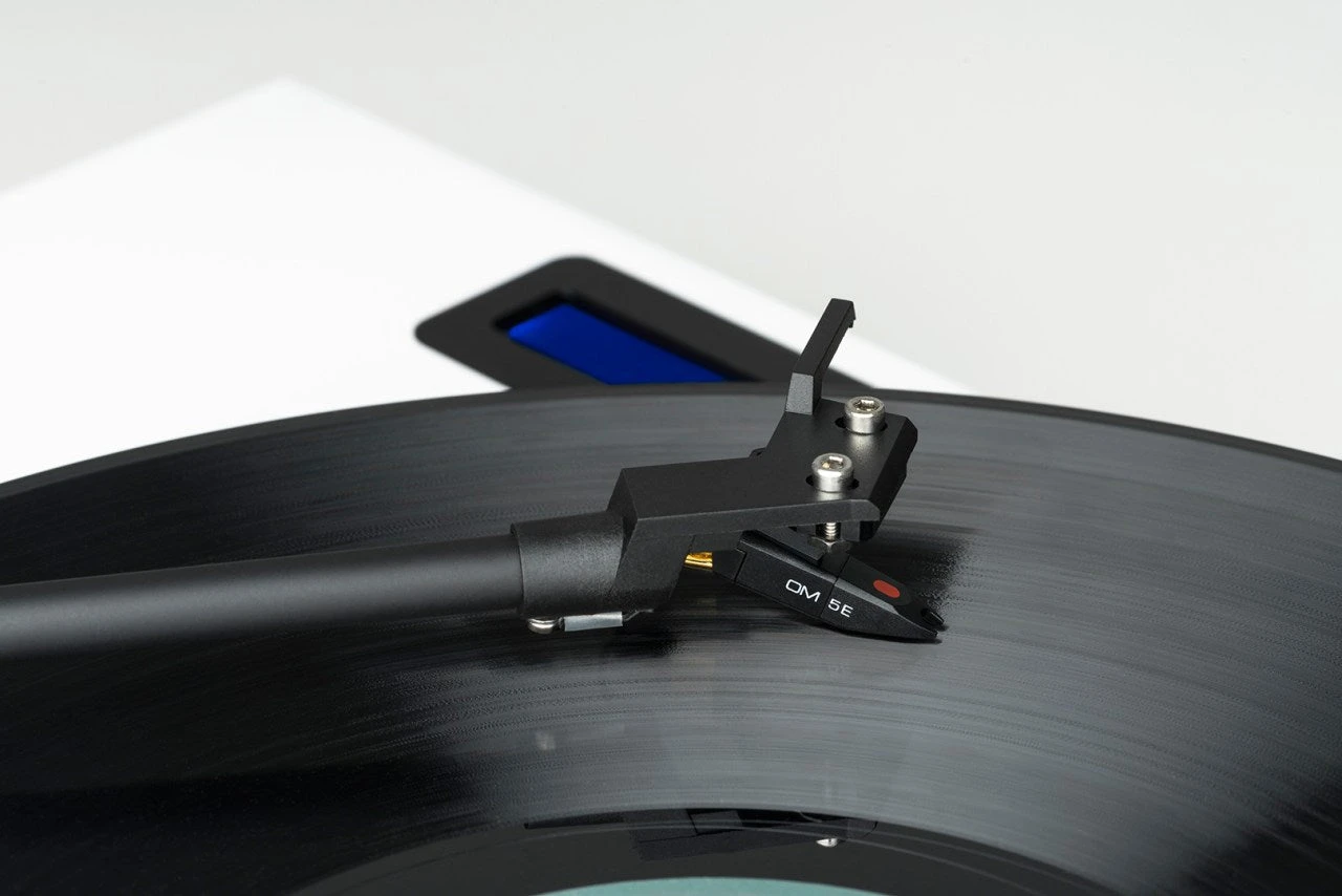 Pro-Ject Juke Box E1 All-in-one Plug & Play Turntable System 5 Pro-Ject Juke Box E1 All-in-one Plug & Play Turntable System - Image 3